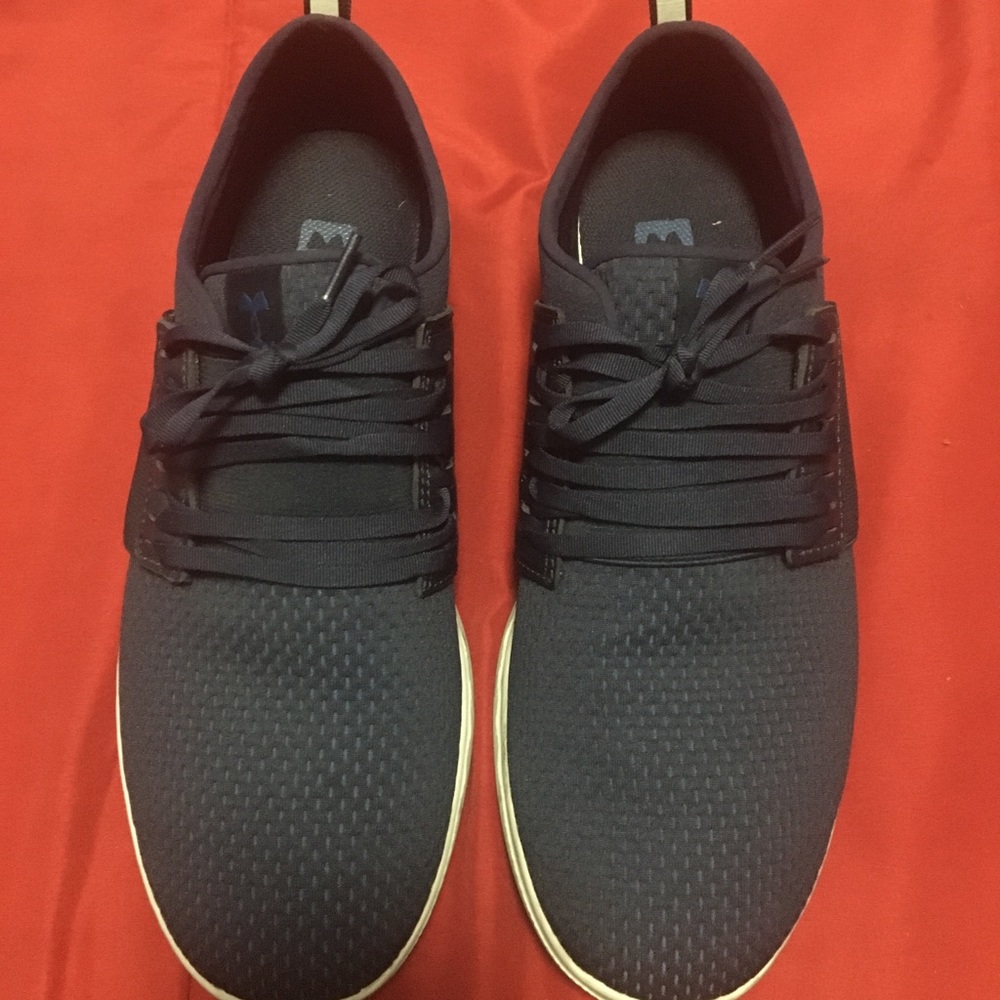 Men’s under armour charged tennis shoes